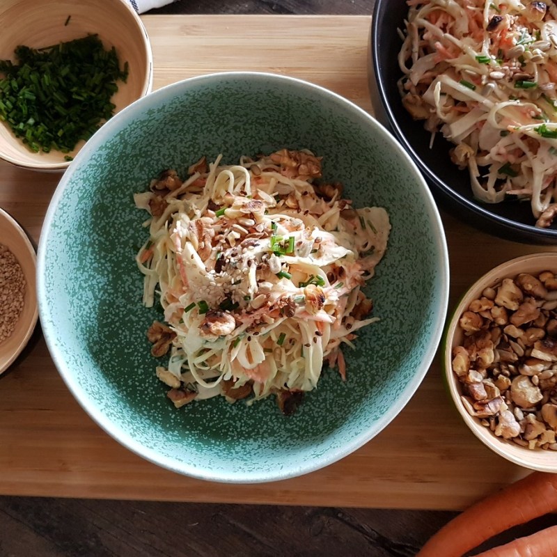 Coleslaw crémeux aux raisins secs, aux noix et aux graines&nbsp;torréfiées