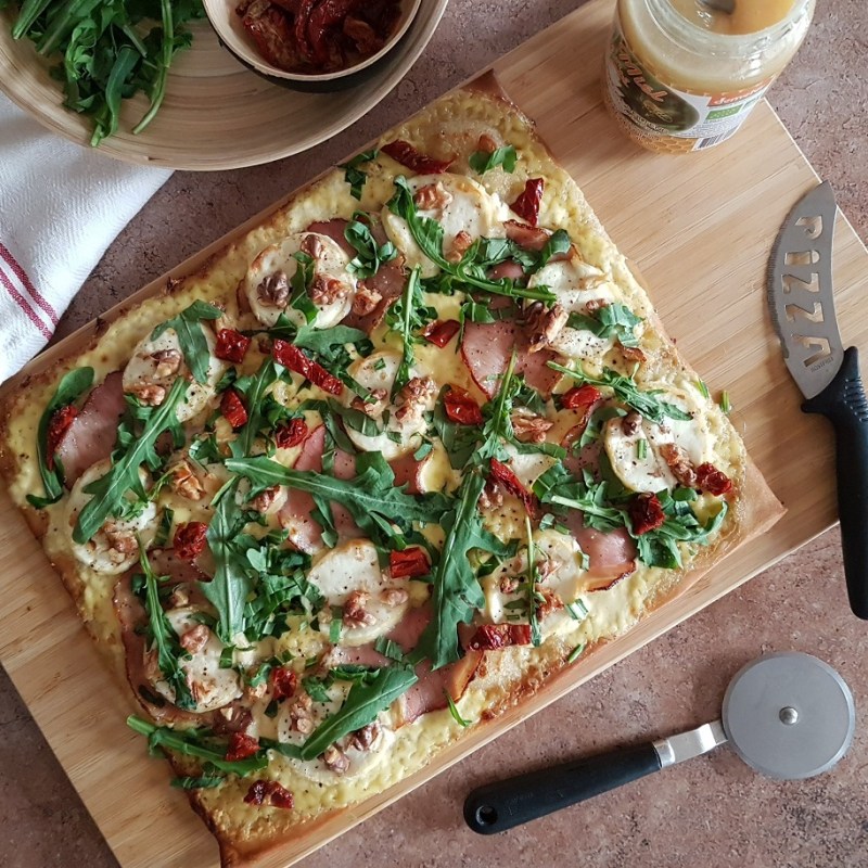 Pizza printanière au chèvre, au miel, aux noix et au&nbsp;bacon