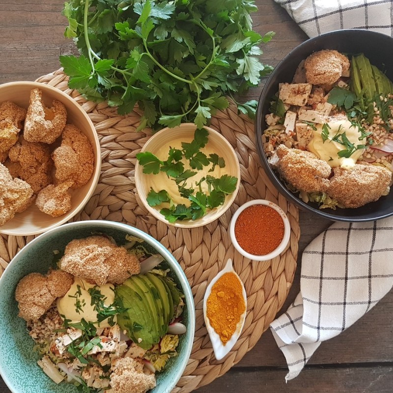 Wings de chou-fleur aux épices, tofu à la tomate, sarrasin germé et&nbsp;avocat