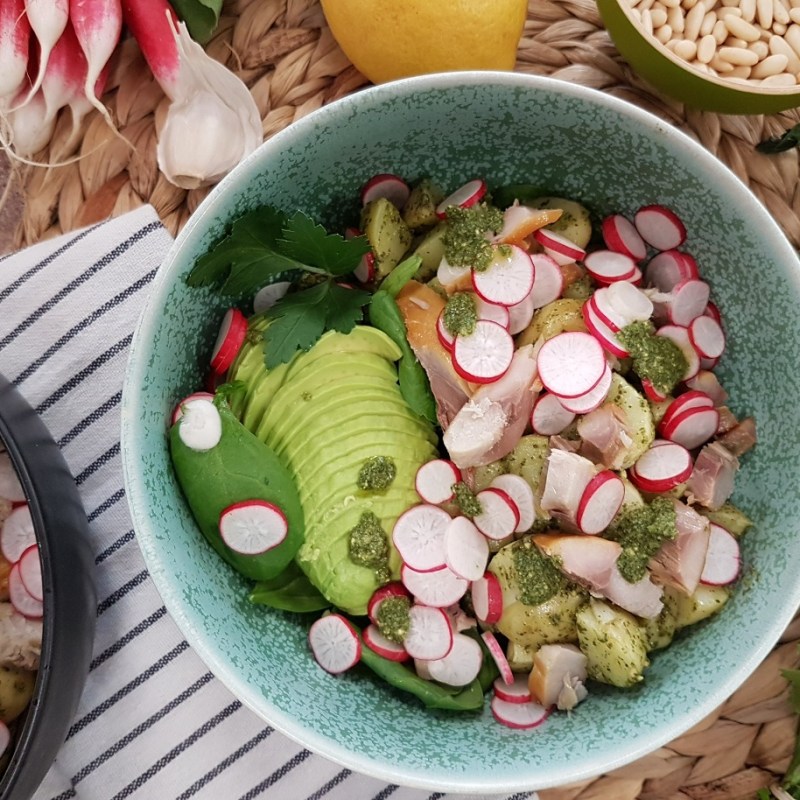 Salade de pommes de terre nouvelles, avocat et maquereau au pesto de&nbsp;persil