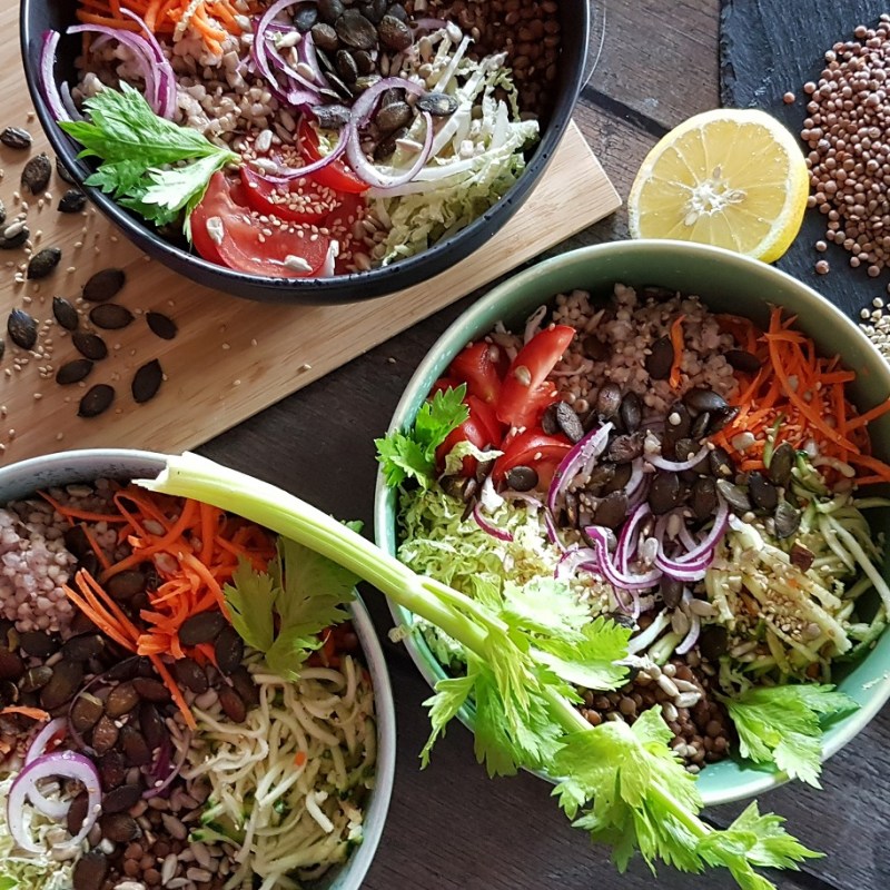 Buddha bowl vegan : sarrasin, lentilles, légumes de saison et sauce&nbsp;moutarde-citron