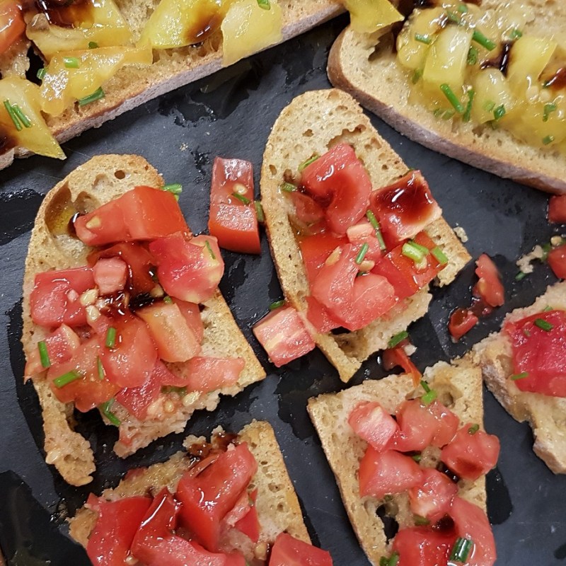 Bruschettas express aux tomates anciennes, au basilic et à l&rsquo;huile&nbsp;d&rsquo;olive