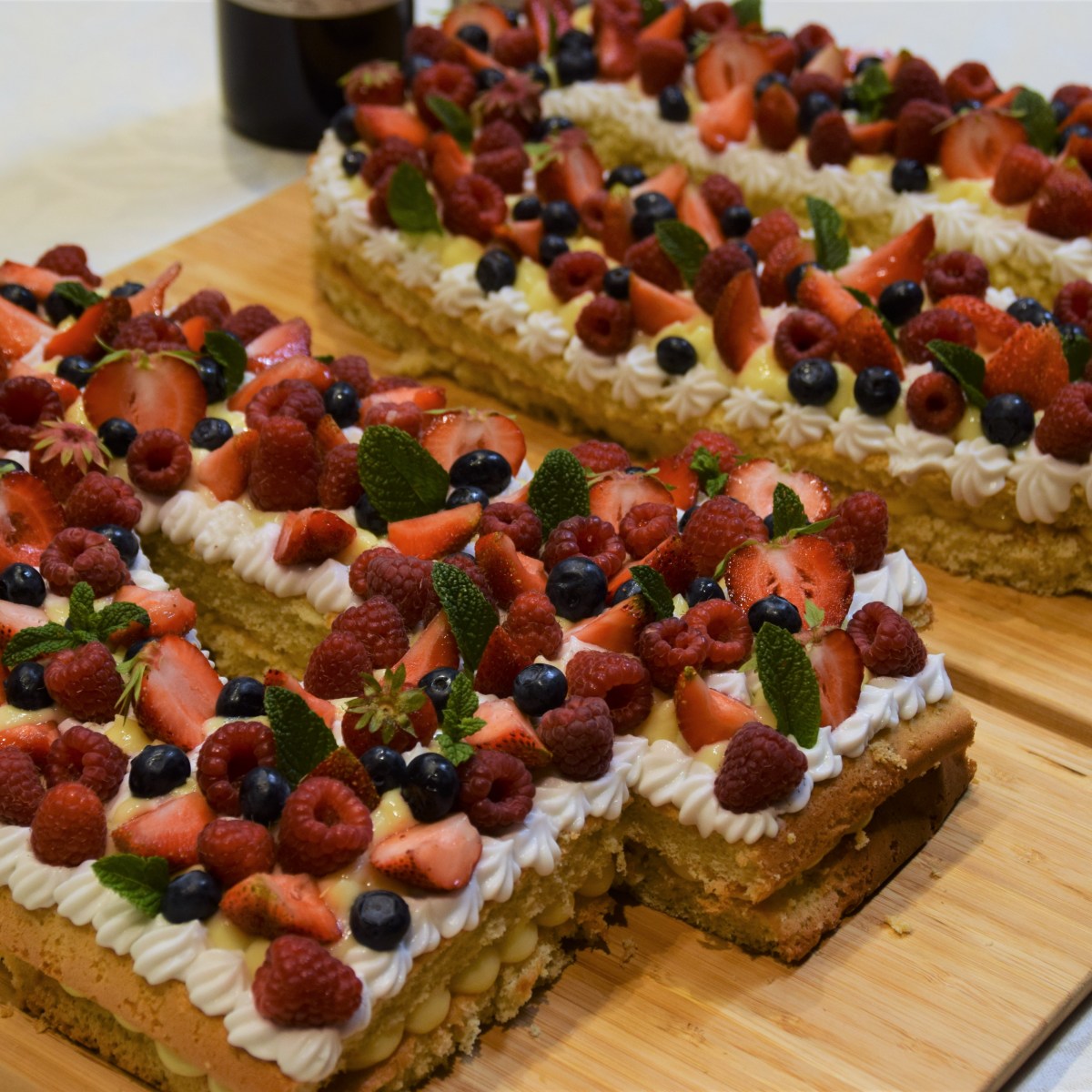 Gâteau d&rsquo;anniversaire des 40 ans : génoise, crème au citron, crème à la noix de coco et fruits&nbsp;rouges