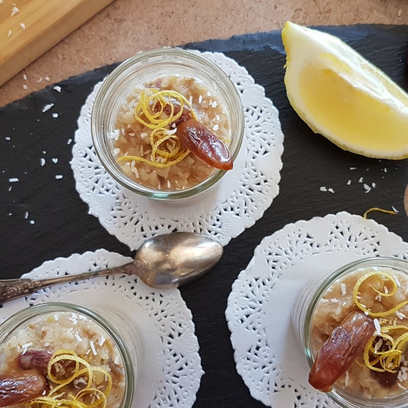 Riz au lait vegan au citron, à la noix de coco et aux dattes (sans sucre&nbsp;ajouté)
