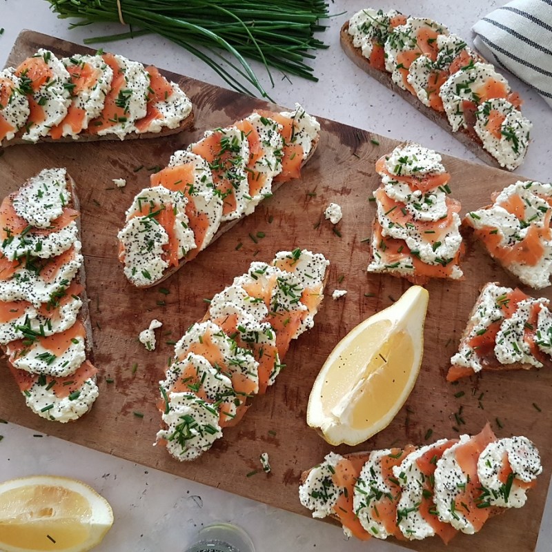 Bruschettas express au saumon fumé, au fromage frais et aux graines de&nbsp;pavot