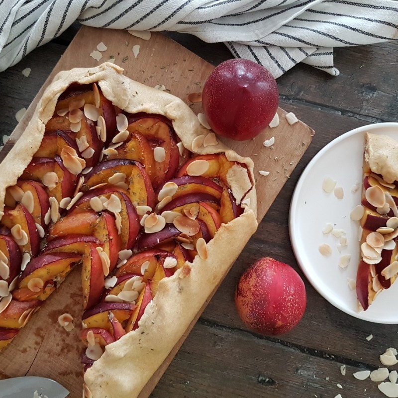 Tarte rustique aux nectarines, au thym citronné et aux amandes (sans sucre&nbsp;ajouté)