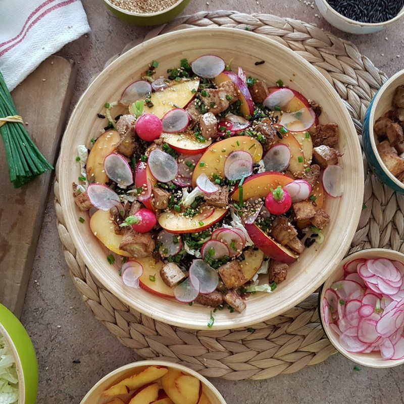 Salade complète au tofu frit, riz noir de Camargue, crudités et&nbsp;nectarines