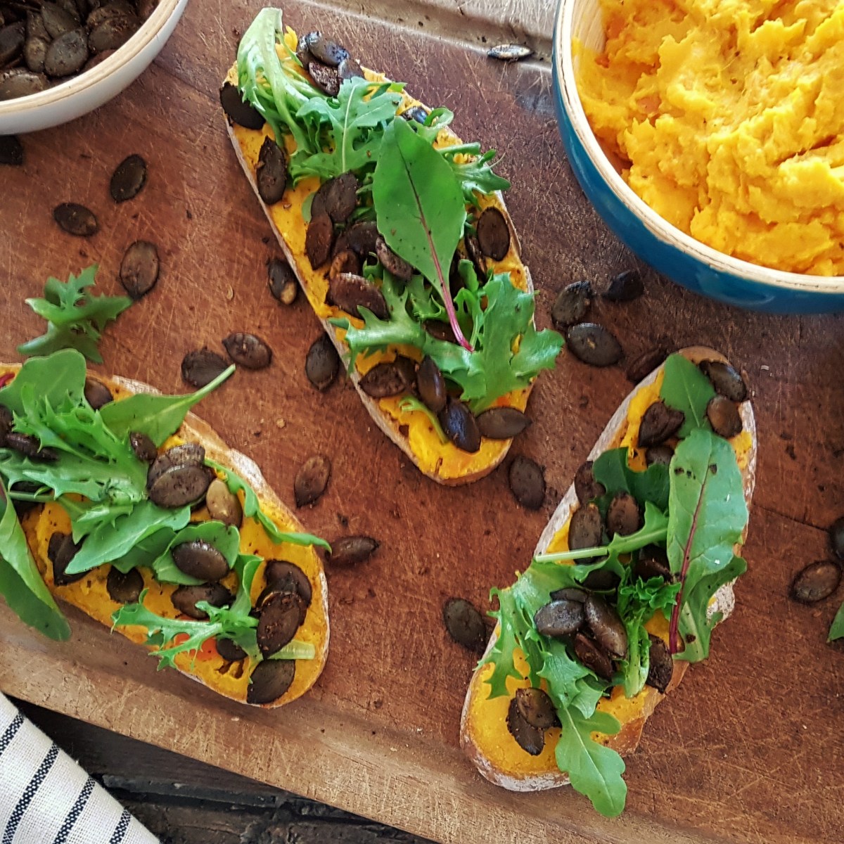 Bruschettas à la purée de potimarron, à la ricotta et aux graines de courge&nbsp;épicées