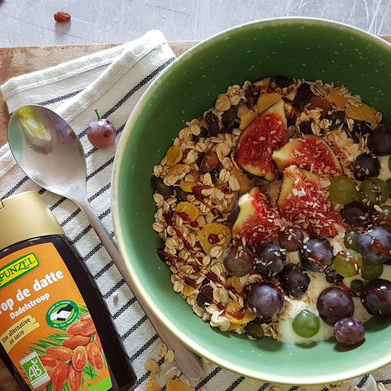 Muesli maison, fromage blanc de brebis et fruits&nbsp;frais