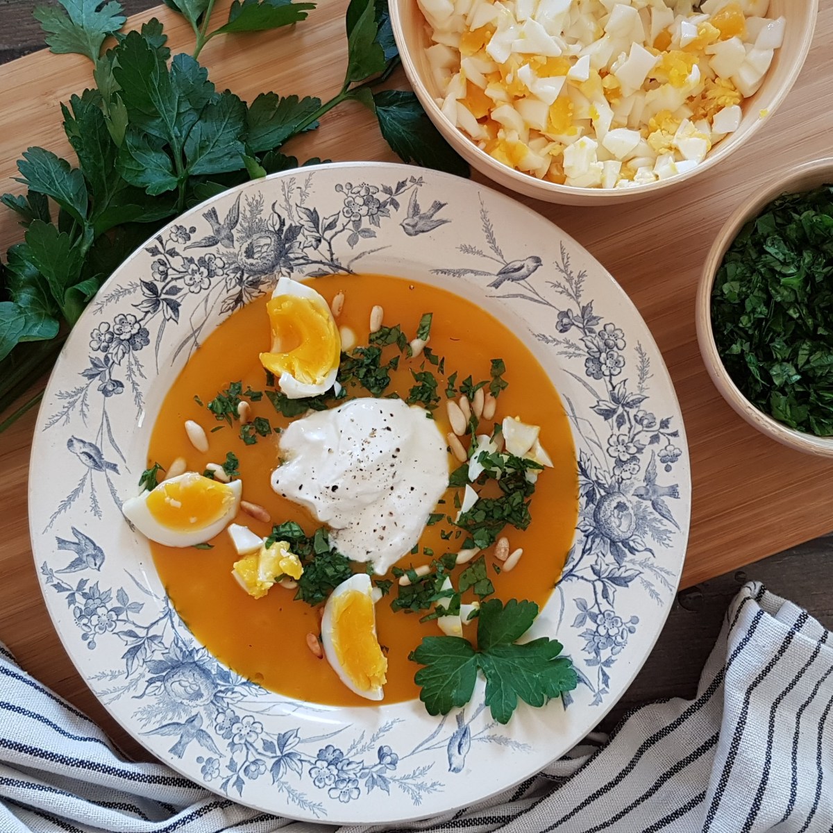 Soupe gourmande de courge butternut, chèvre, pignons de pin et œuf&nbsp;mollet