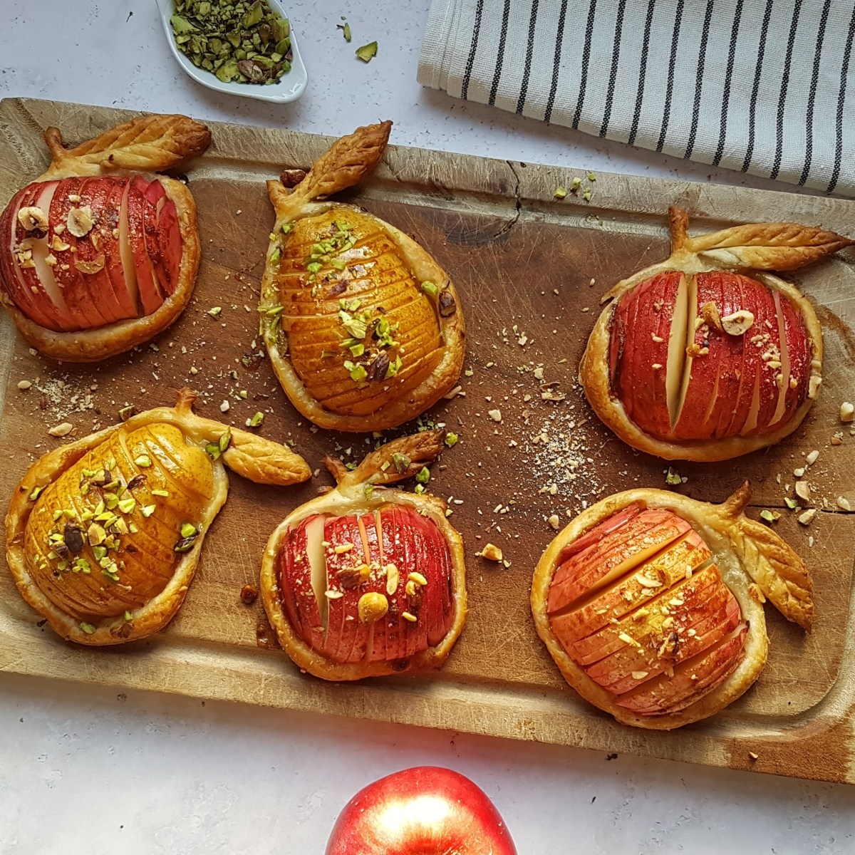 Tartelettes feuilletées aux fruits d&rsquo;automne (pommes, poires, nashis), aux noisettes et à la&nbsp;cannelle