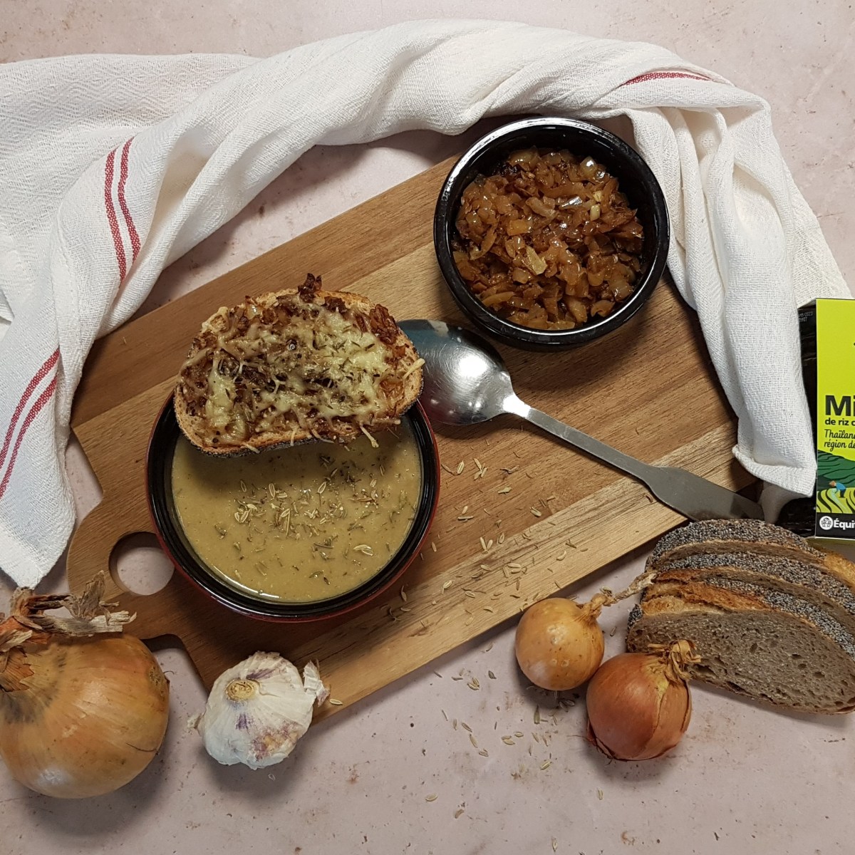 Velouté de lentilles corail à l&rsquo;oignon et au miso, tartines de compotée d&rsquo;oignon gratinées à l’emmental