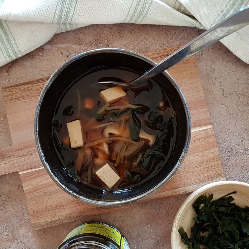 Soupe de miso aux poireaux, champignons shiitakés, algue wakamé et&nbsp;tofu