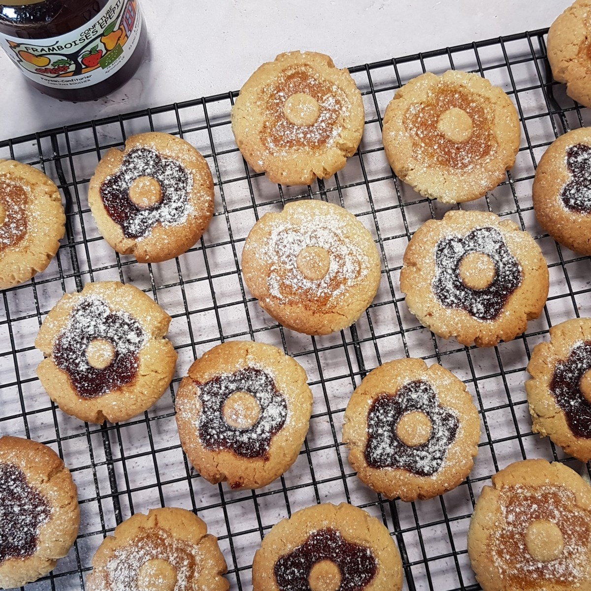 Sablés en forme de fleurs à la&nbsp;confiture