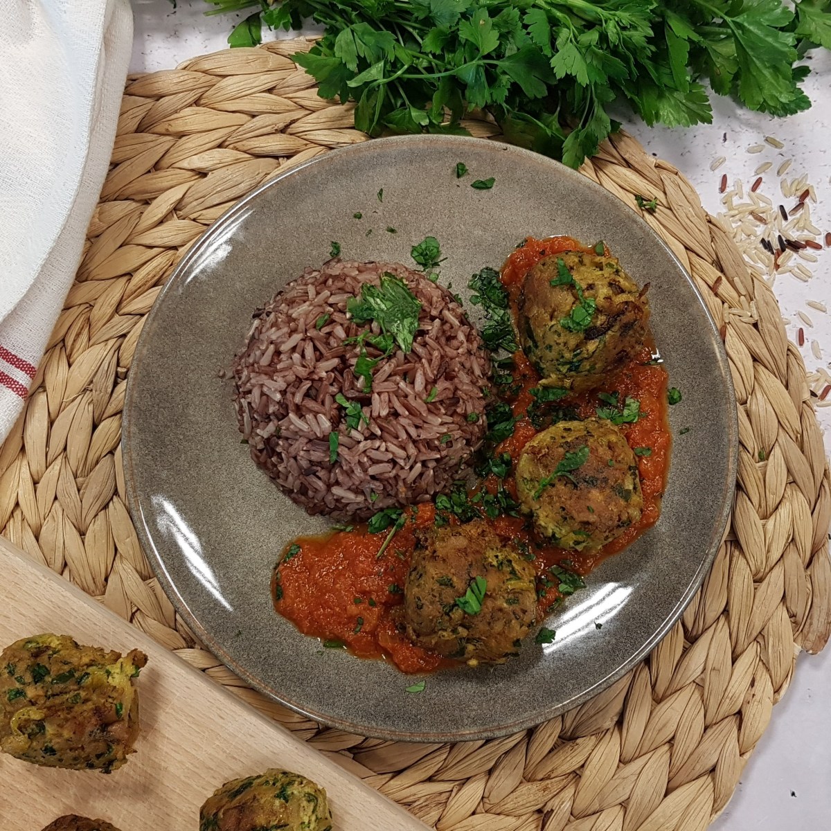 Boulettes vegan de seitan et de tofu, sauce rougail et trio de&nbsp;riz