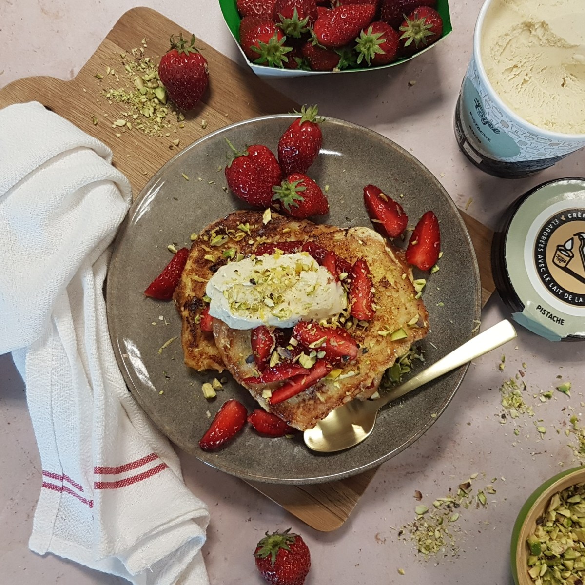 Brioche perdue aux fraises, aux pistaches et à la crème&nbsp;glacée