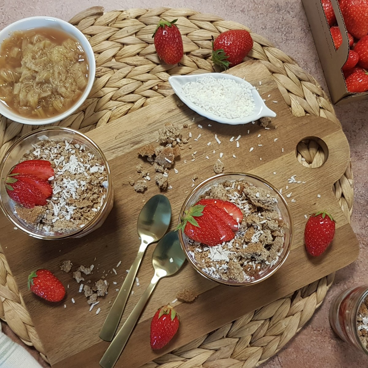 Compote de rhubarbe et purée de fraises, yaourt végétal aux graines de chia et sablés au&nbsp;sarrasin