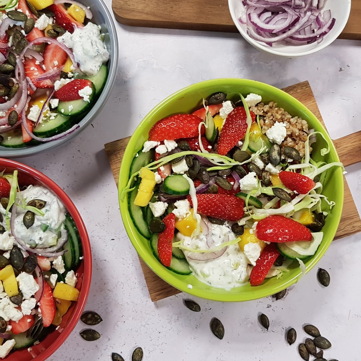 Salade de petit épeautre, chou pomme, mangue, fraises et sauce crémeuse&nbsp;tzatziki