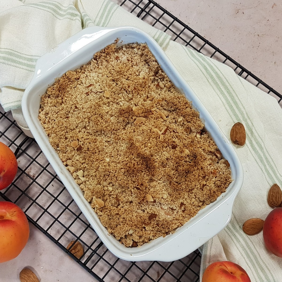Crumble aux abricots et aux amandes, crème fouettée à la noix de&nbsp;coco