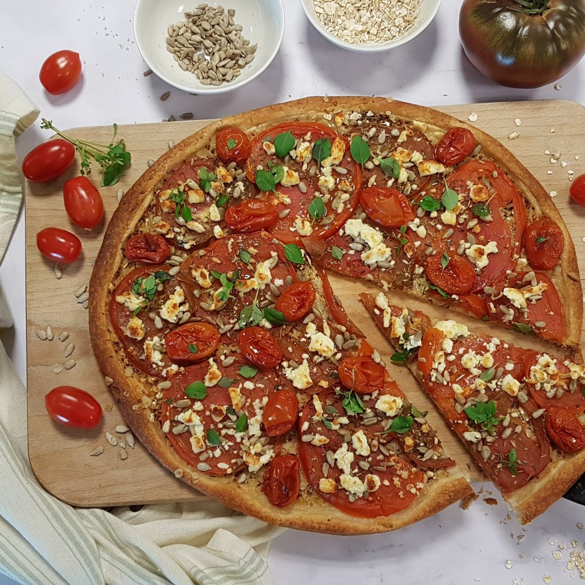 Tarte feuilletée aux tomates anciennes, à la moutarde, à la feta et au&nbsp;basilic