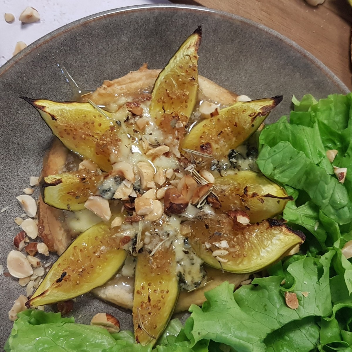 Tartelettes feuilletées aux figues, au fromage bleu, aux noisettes et au&nbsp;miel