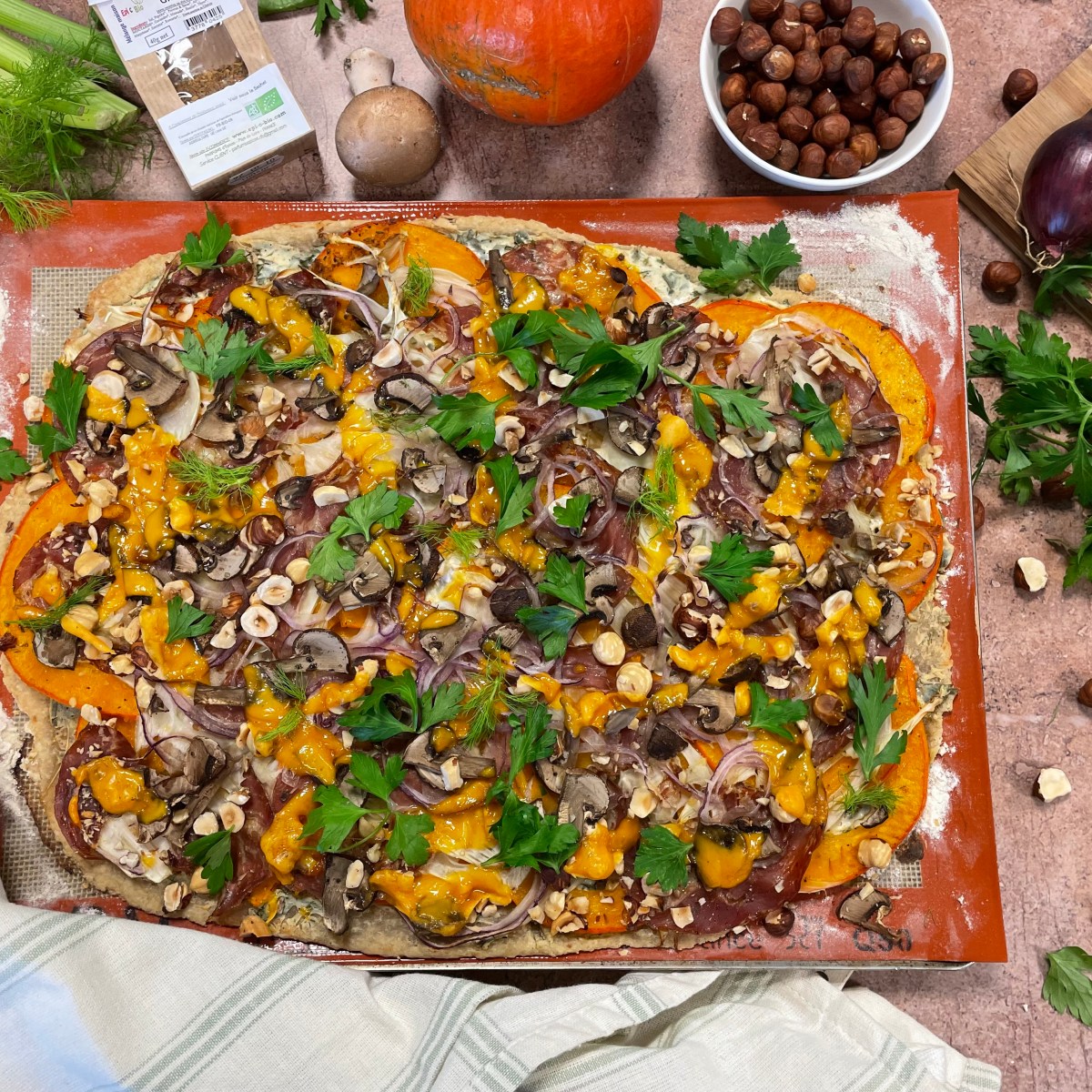 Flammekueche d&rsquo;automne au potimarron, au fenouil, à la ricotta et aux&nbsp;noisettes