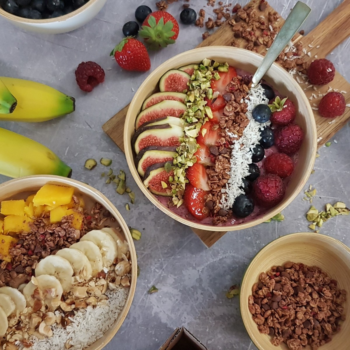 Duo de smoothies végétaux : fruits rouges-chia et mangue-chocolat-banane