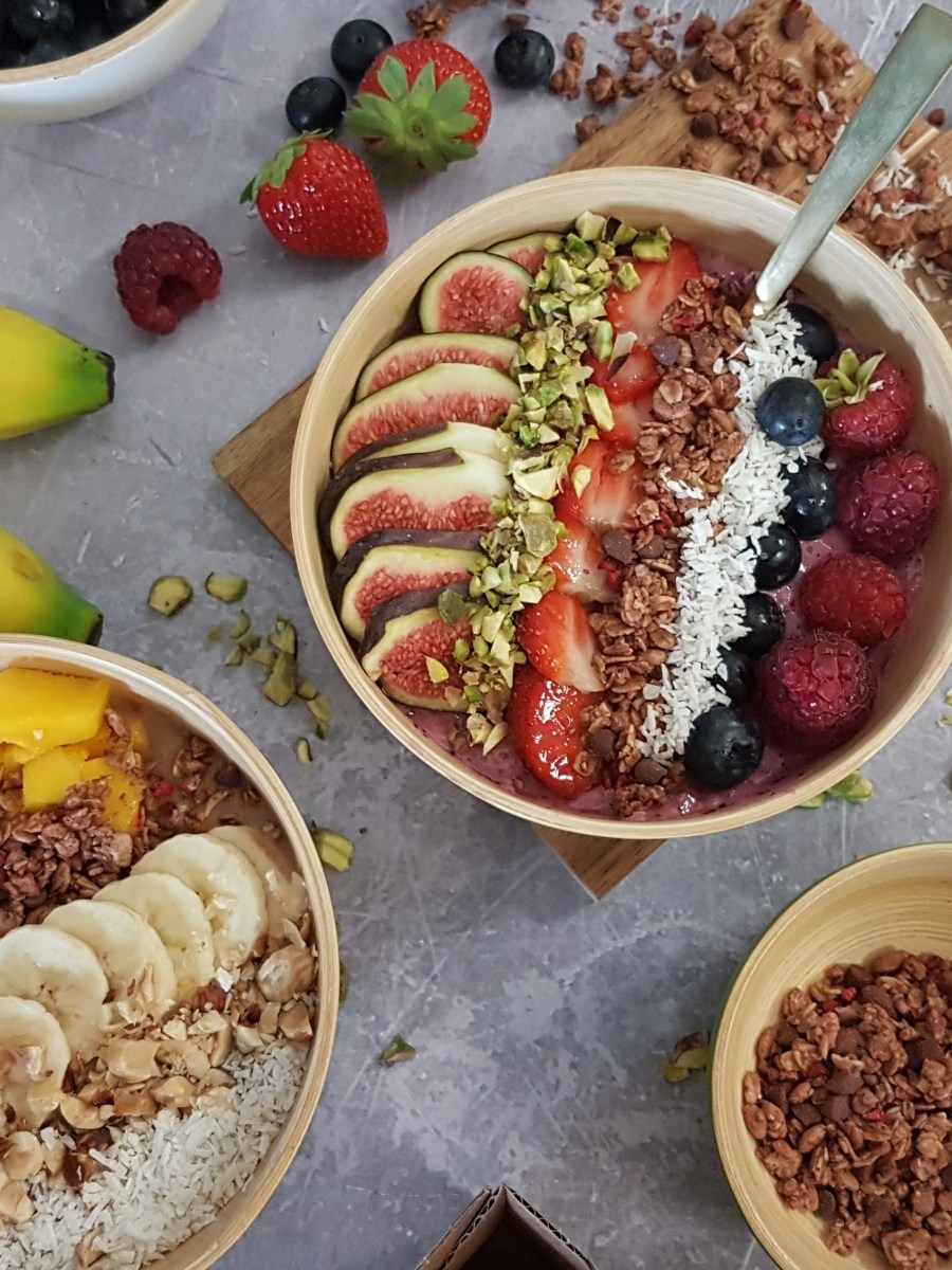 Duo de smoothies végétaux : fruits rouges-chia et mangue-chocolat-banane