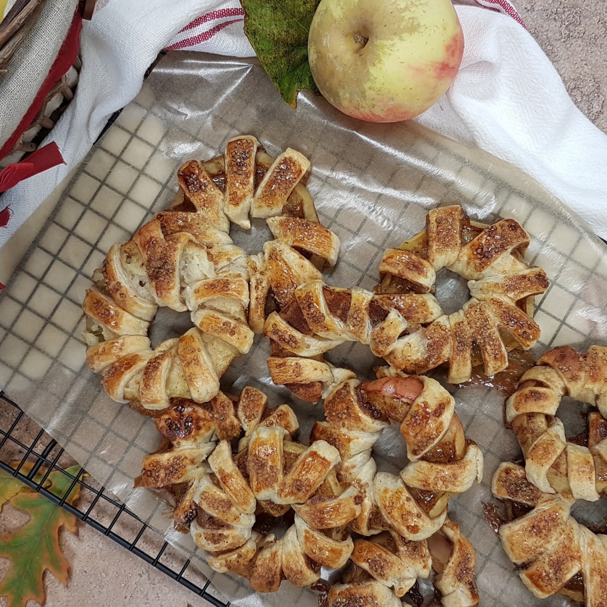 Couronnes feuilletées de pommes à la&nbsp;cannelle