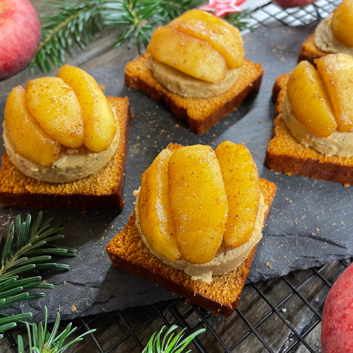 Pain d’épices, foie gras végétal truffé et pommes confites au vinaigre balsamique de&nbsp;figue