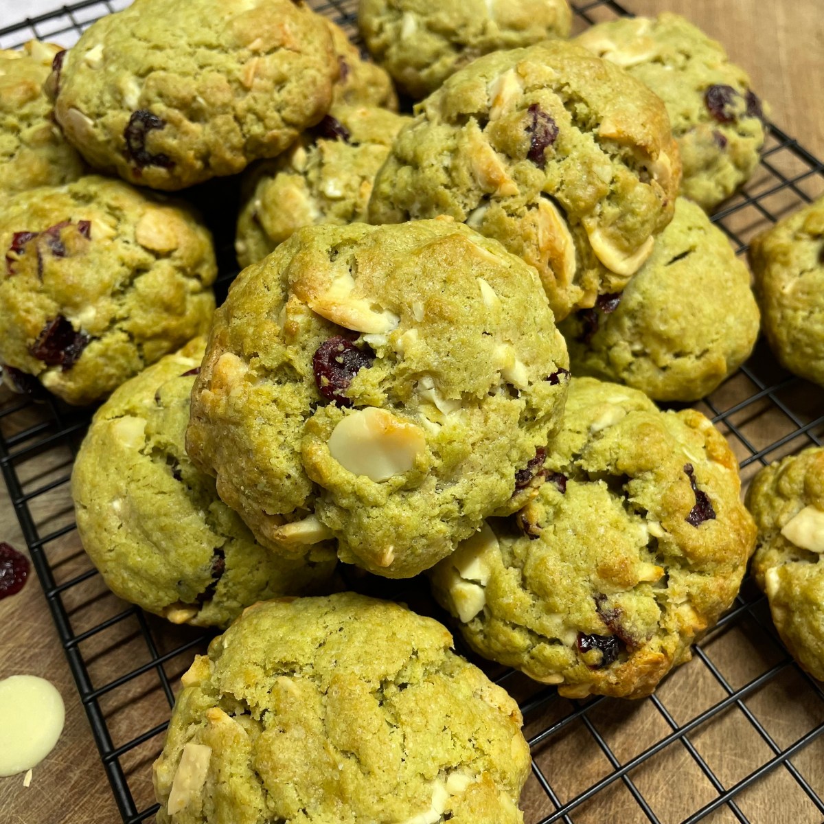 Cookies au thé matcha, aux cranberries, au chocolat blanc et aux noix de&nbsp;macadamia