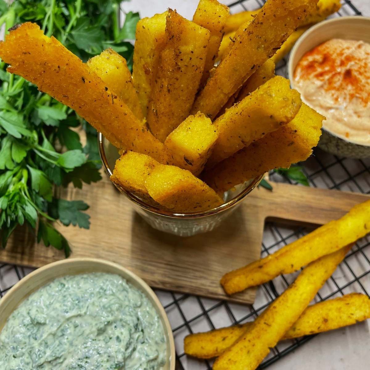 Frites de polenta au parmesan et duo de&nbsp;sauces