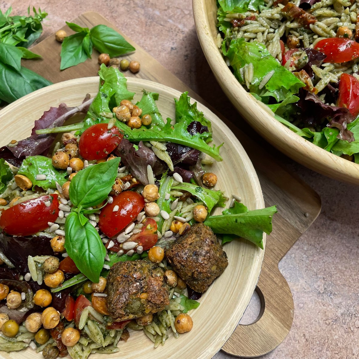 Salade de langues d&rsquo;oiseau, falafels, tomates cerises, tomates séchées et pesto de&nbsp;basilic