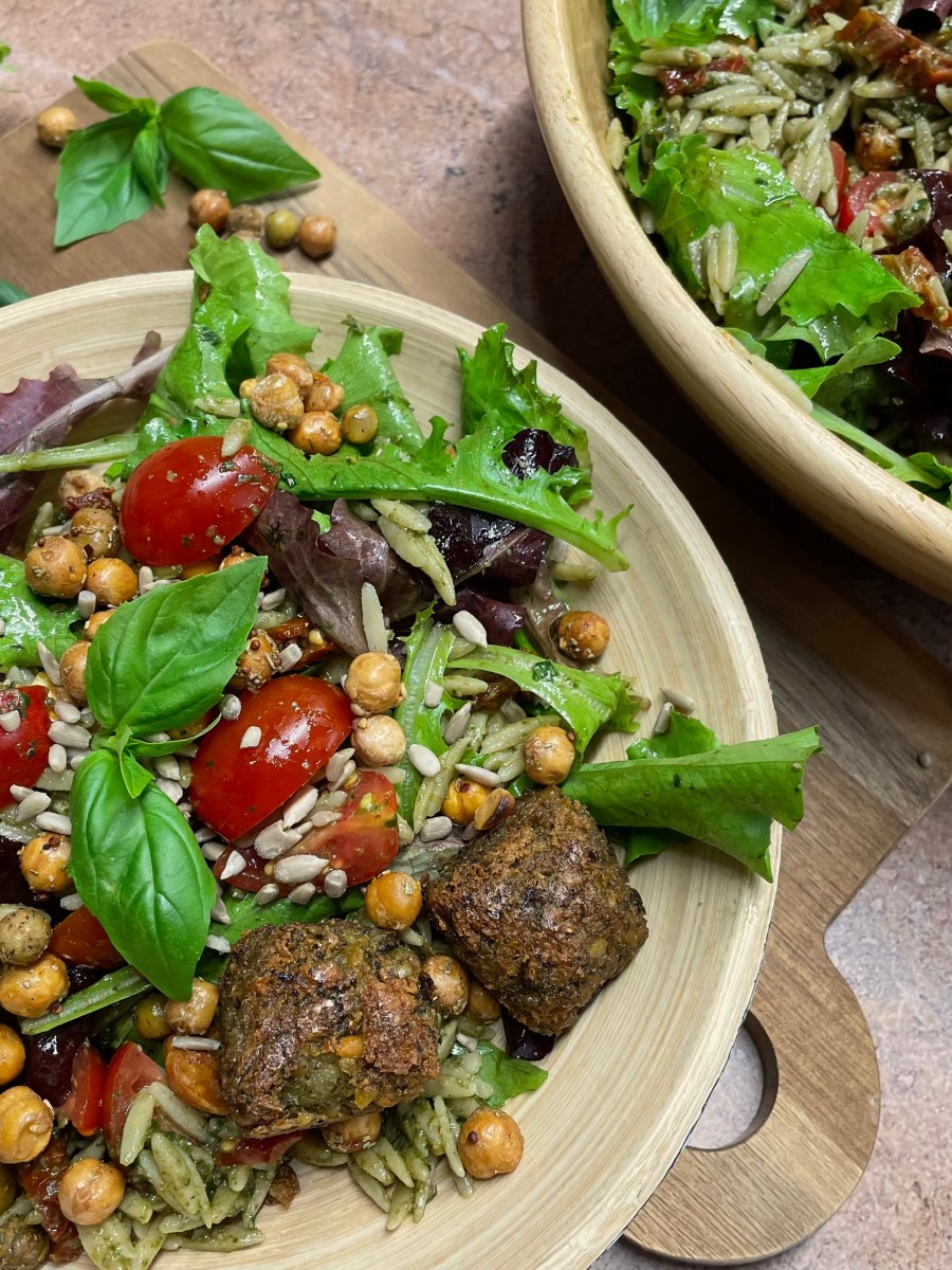 Salade de langues d&rsquo;oiseau, falafels, tomates cerises, tomates séchées et pesto de&nbsp;basilic