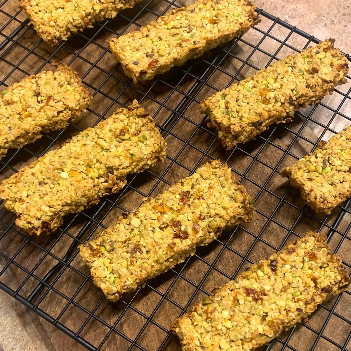 Barres aux tomates séchées, flocons d’avoine, pistaches et noix de cajou&nbsp;(vegan)
