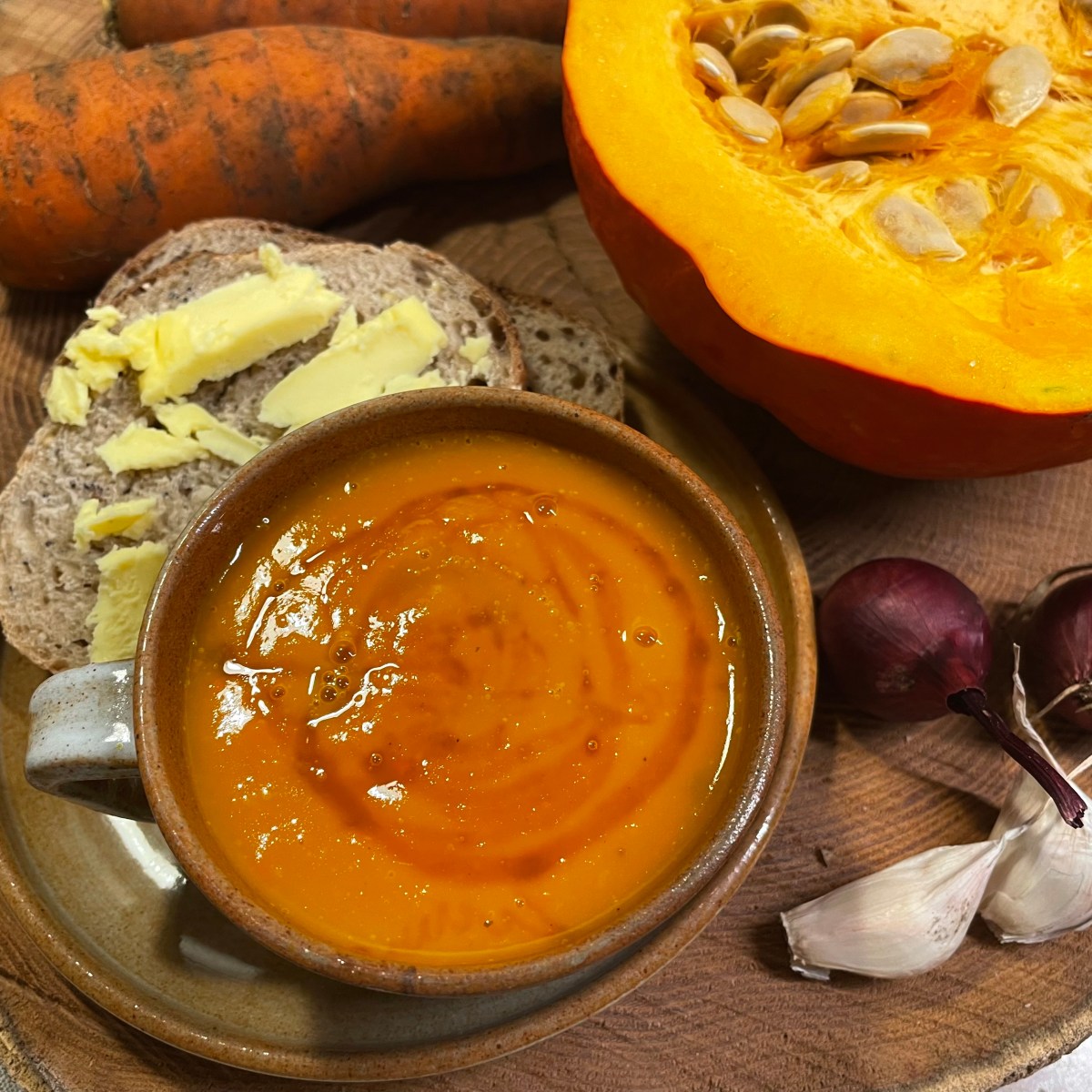 Soupe de potimarron, carottes et oignons rouges au&nbsp;miel
