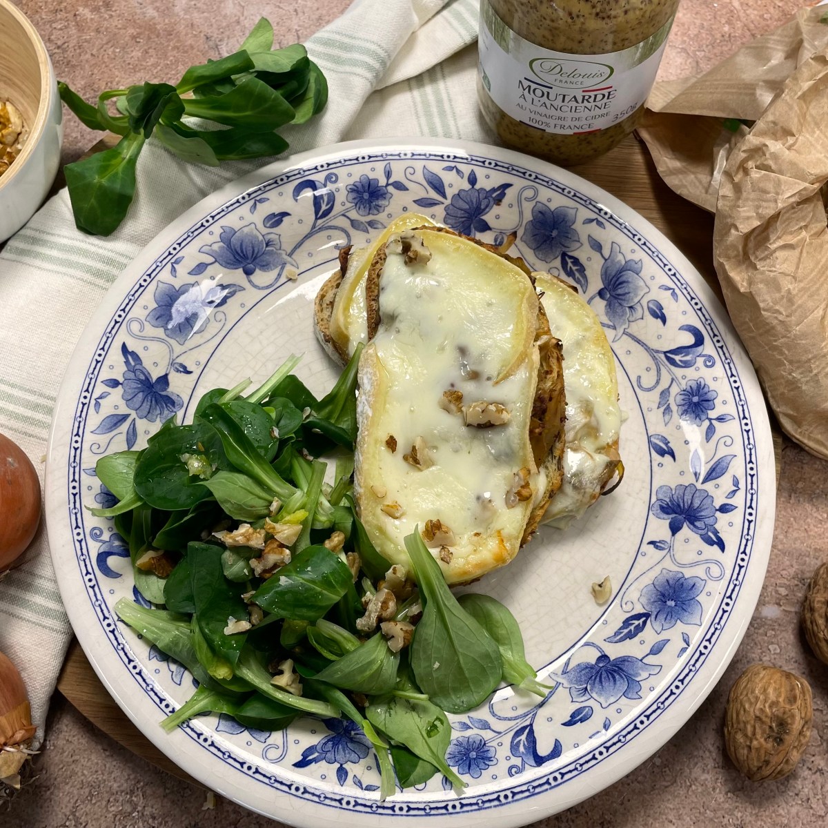 Bruschettas au Petit-Pierrefortais, compotée d&rsquo;oignons à la moutarde et aux&nbsp;noix