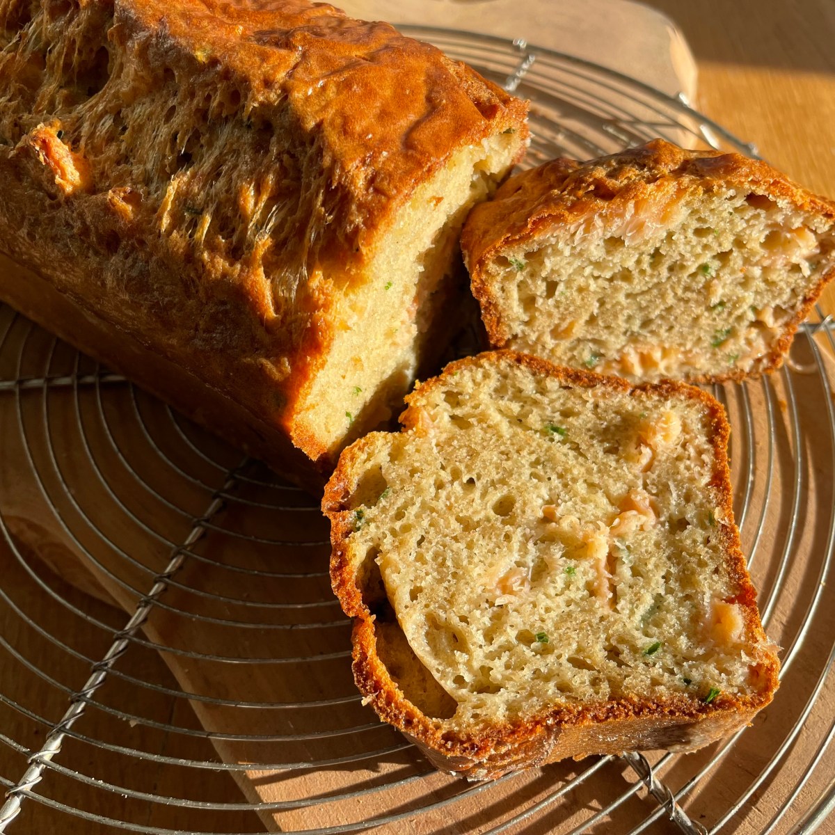 Cake à la truite fumée et à la&nbsp;ciboulette