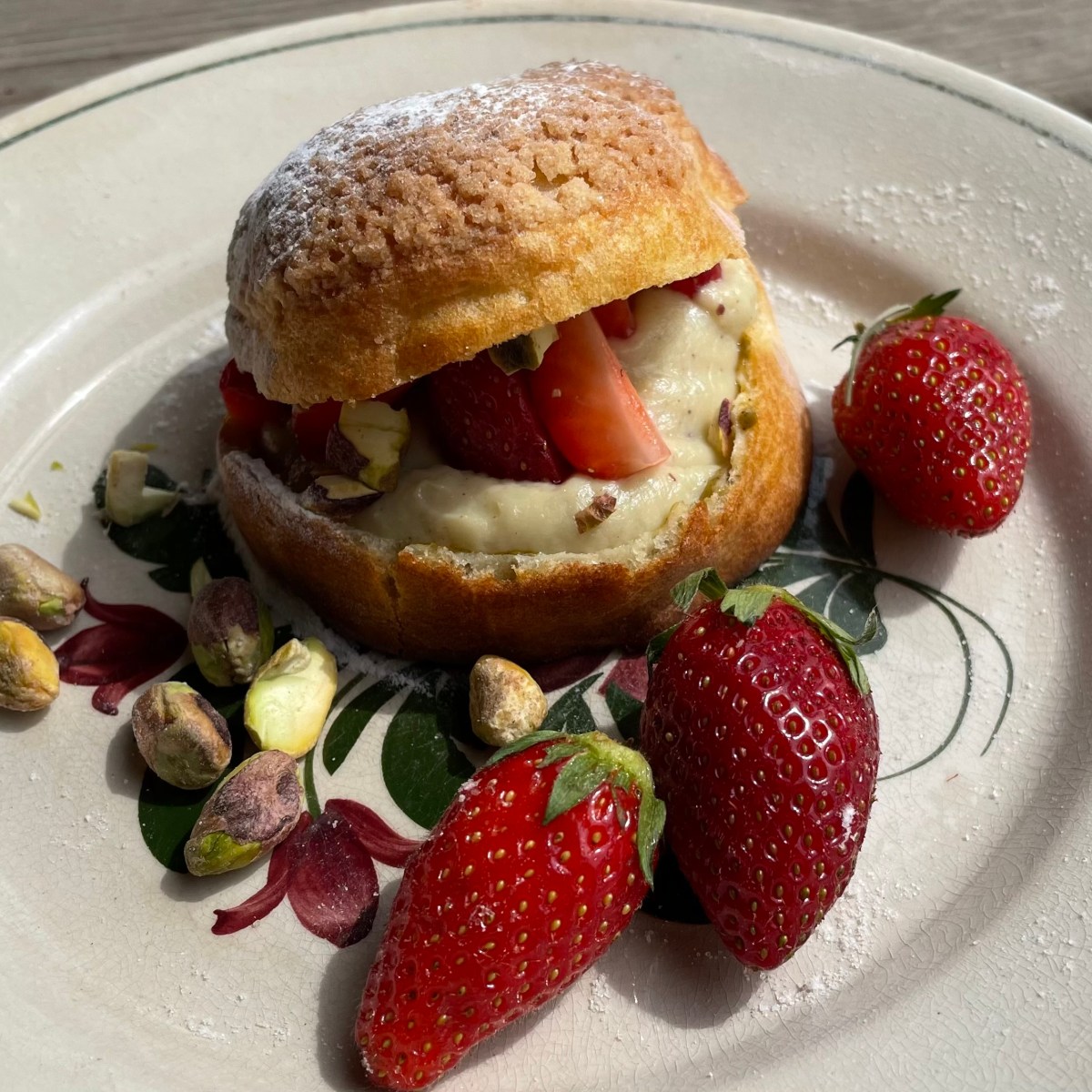 Choux à la crème pâtissière à la pistache et aux&nbsp;fraises
