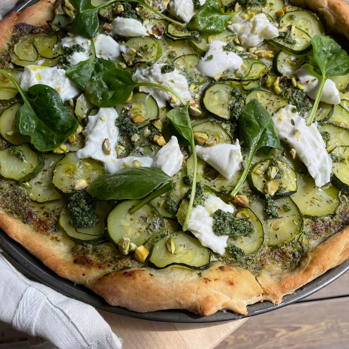 Pizza verte à la courgette, au pesto, à la mozzarella et à la&nbsp;pistache