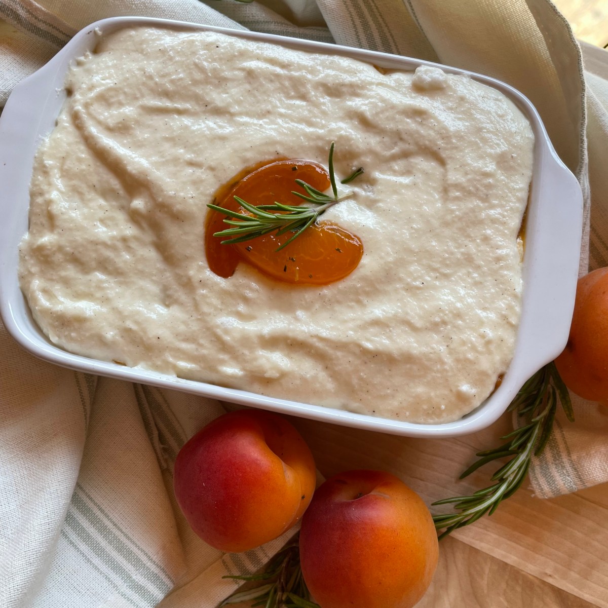 Tiramisù aux abricots, au miel et au&nbsp;romarin