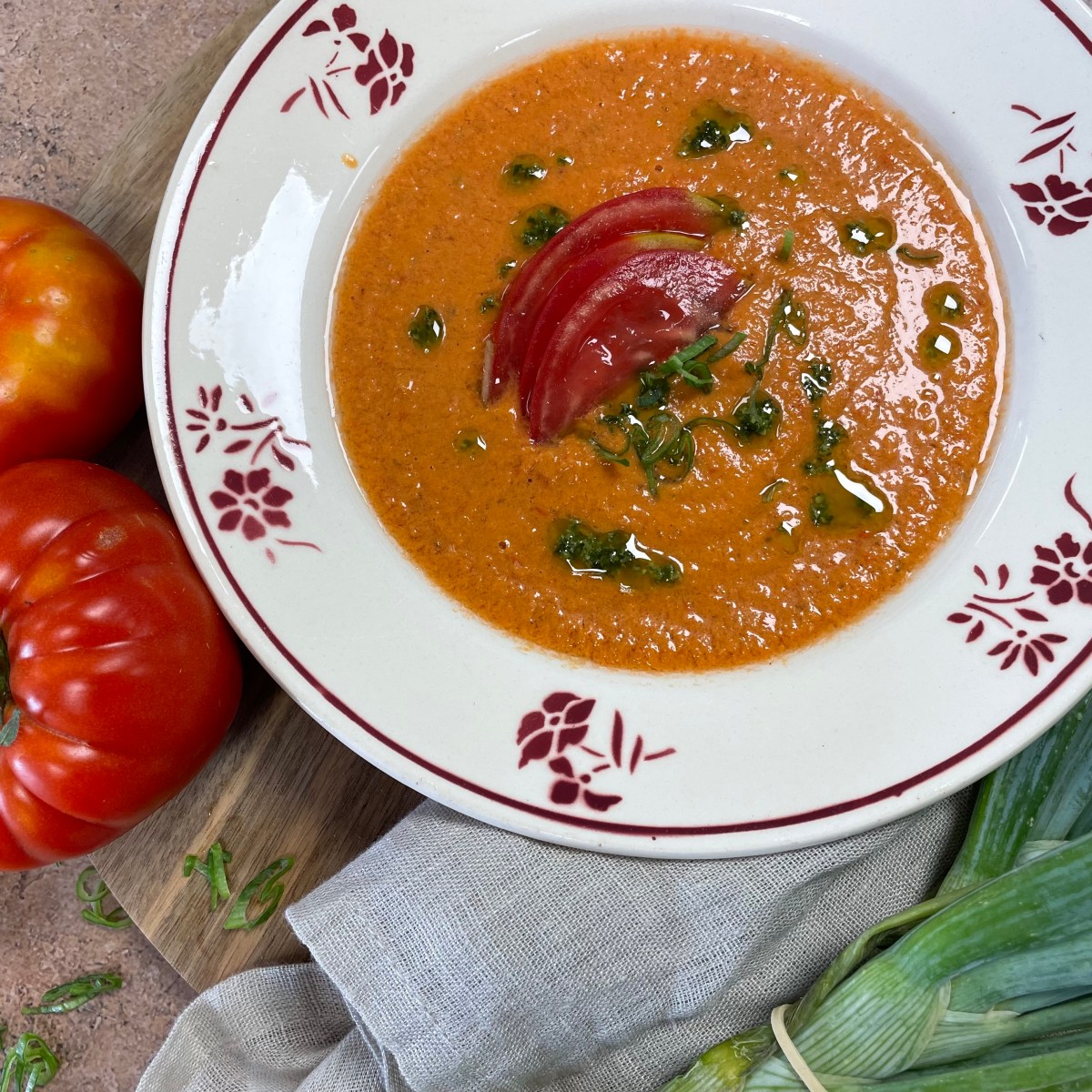Gaspacho de tomates anciennes aux poivrons&nbsp;grillés