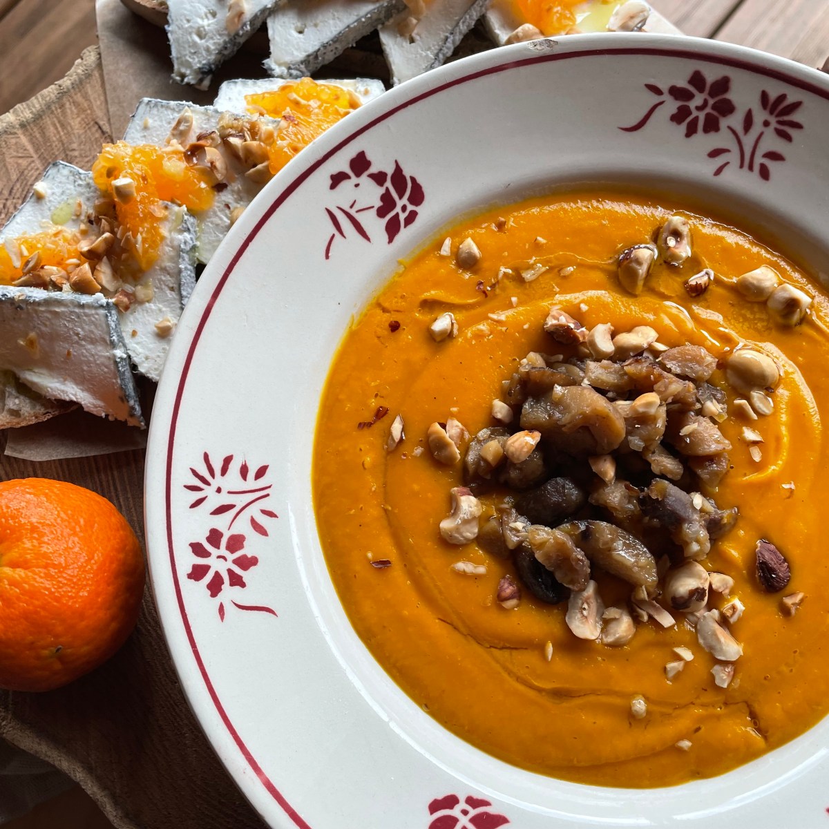 Soupe de potimarron à la clémentine et aux châtaignes, tartine de chèvre&nbsp;frais