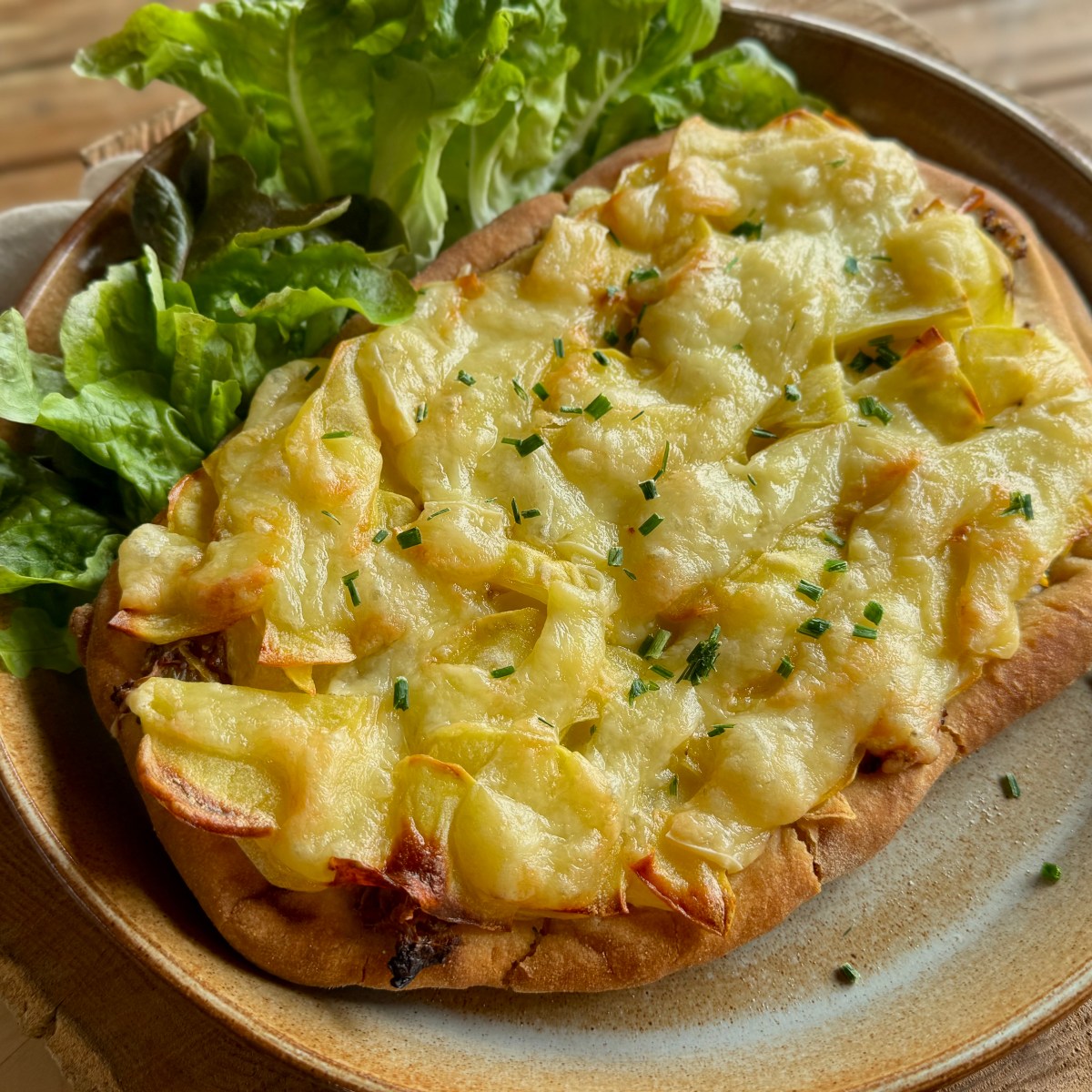 Pinsa façon raclette aux pommes de terre et à la compotée&nbsp;d&rsquo;oignons