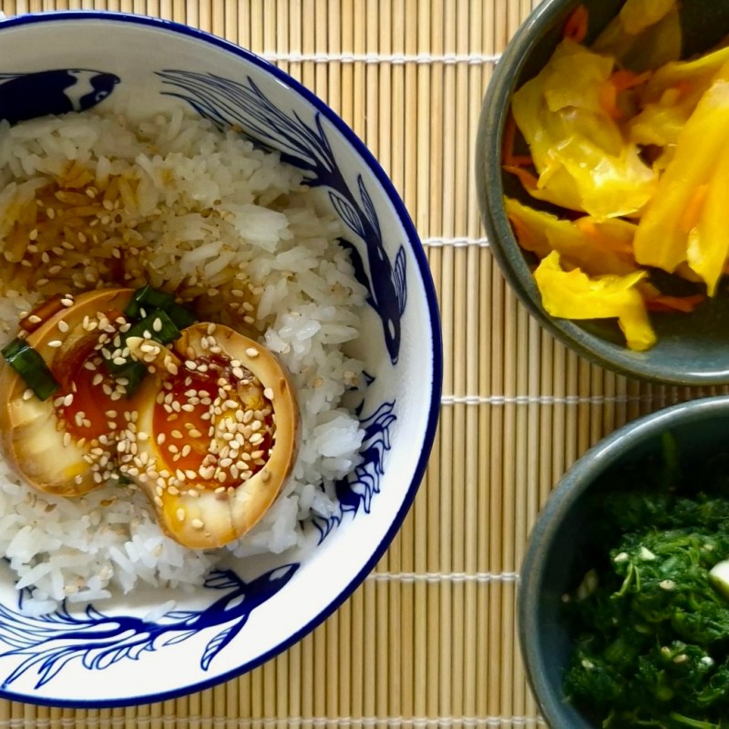 Œufs marinés à la coréenne, épinards au sésame et kimchi (mayak gyeran et&nbsp;banchan)