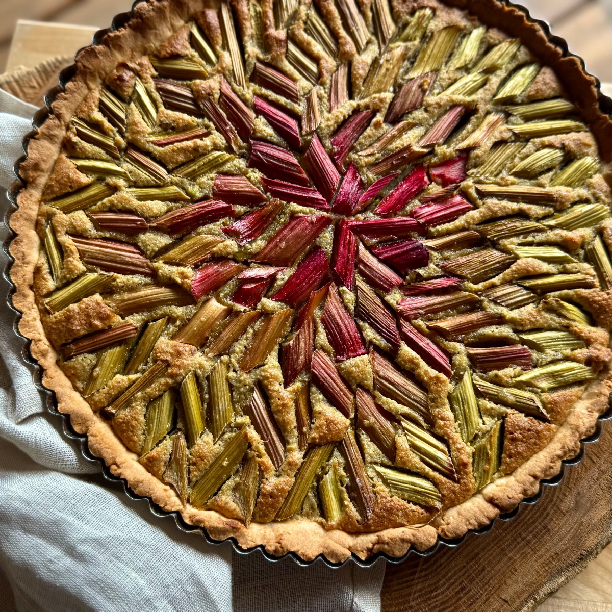 Tarte amandine à la rhubarbe et à la&nbsp;pistache