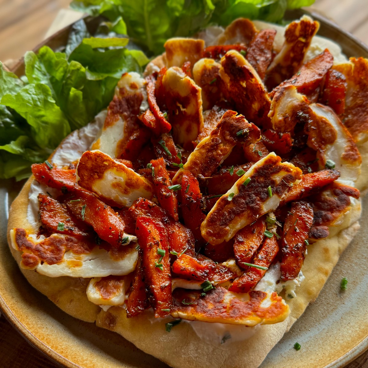 Pinsa aux carottes rôties au miel, fromage persillé et halloumi&nbsp;grillé