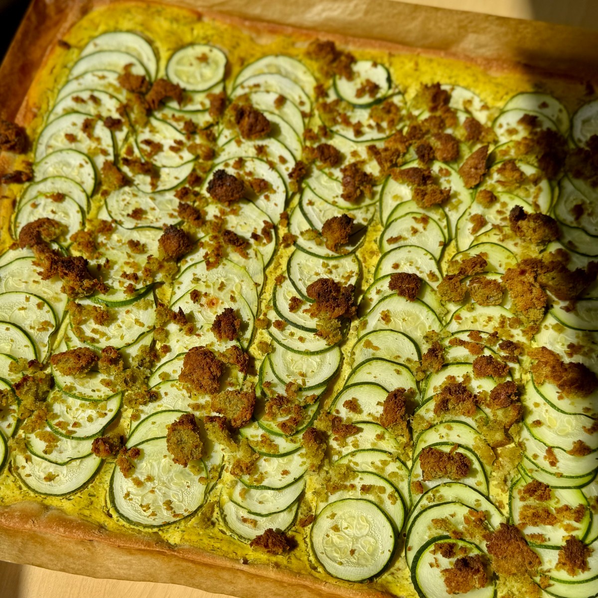 Tarte fine à la courgette, aux falafels, au houmous et au curry&nbsp;(vegan)