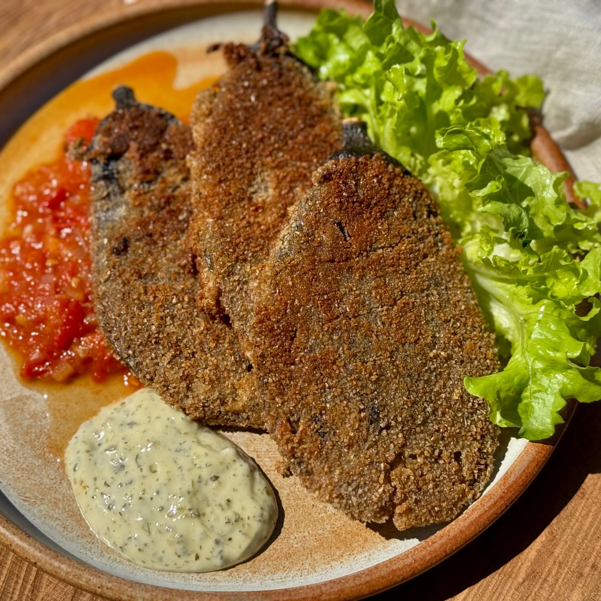 Aubergines &laquo;&nbsp;schnitzel&nbsp;&raquo;, coulis de tomates aux échalotes et sauce&nbsp;tartare