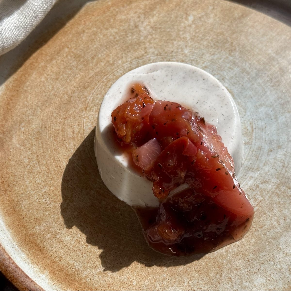 Panna cotta à la noix de coco, pêches rôties au miel et au&nbsp;romarin
